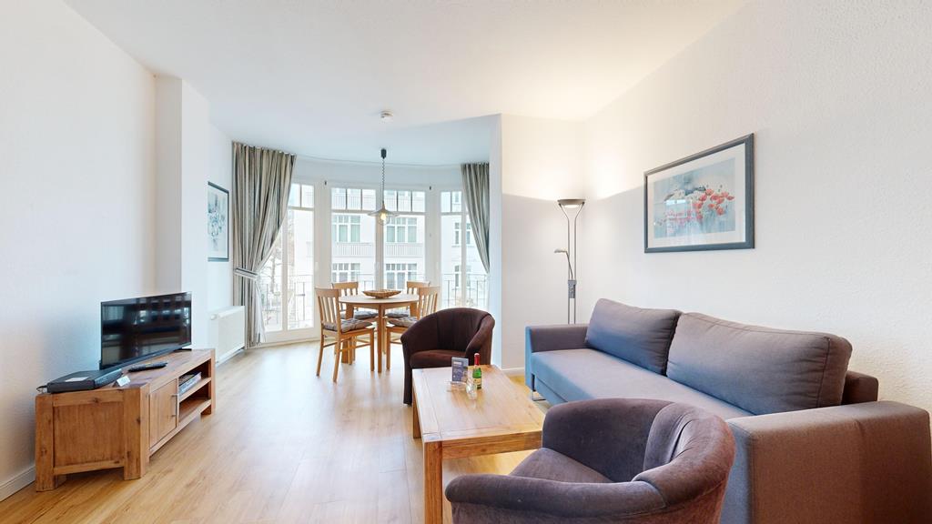 Großes und helles Wohnzimmer mit einer großen Fensterfront