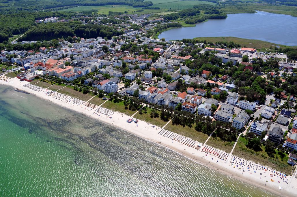 Ostseebad Binz - Luftansicht auf das Ostseebad Binz von der Ostsee in Richtung Kurhaus. Im Hintergrund sehen Sie den Schmachter See.
Das Foto wurde uns mit freundlicher Unterstützung von  Rügen-Helikopter  zur Verfügung gestellt.
